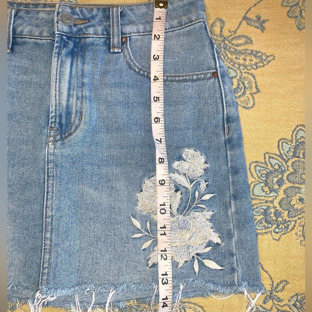 Pacsun Mini denim Skirt with white floral embroidery size 25 women’s - Picture 6 of 6
